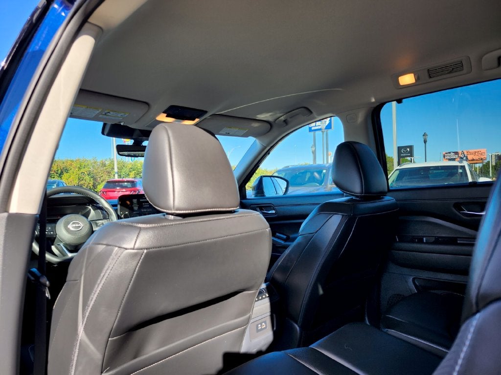 2025 Nissan Pathfinder SL